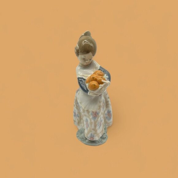 Lladro "VALENCIAN GIRL HOLDING ORANGES" Retired Porcelain Figurine # 4841 Mint - Picture 3 of 16